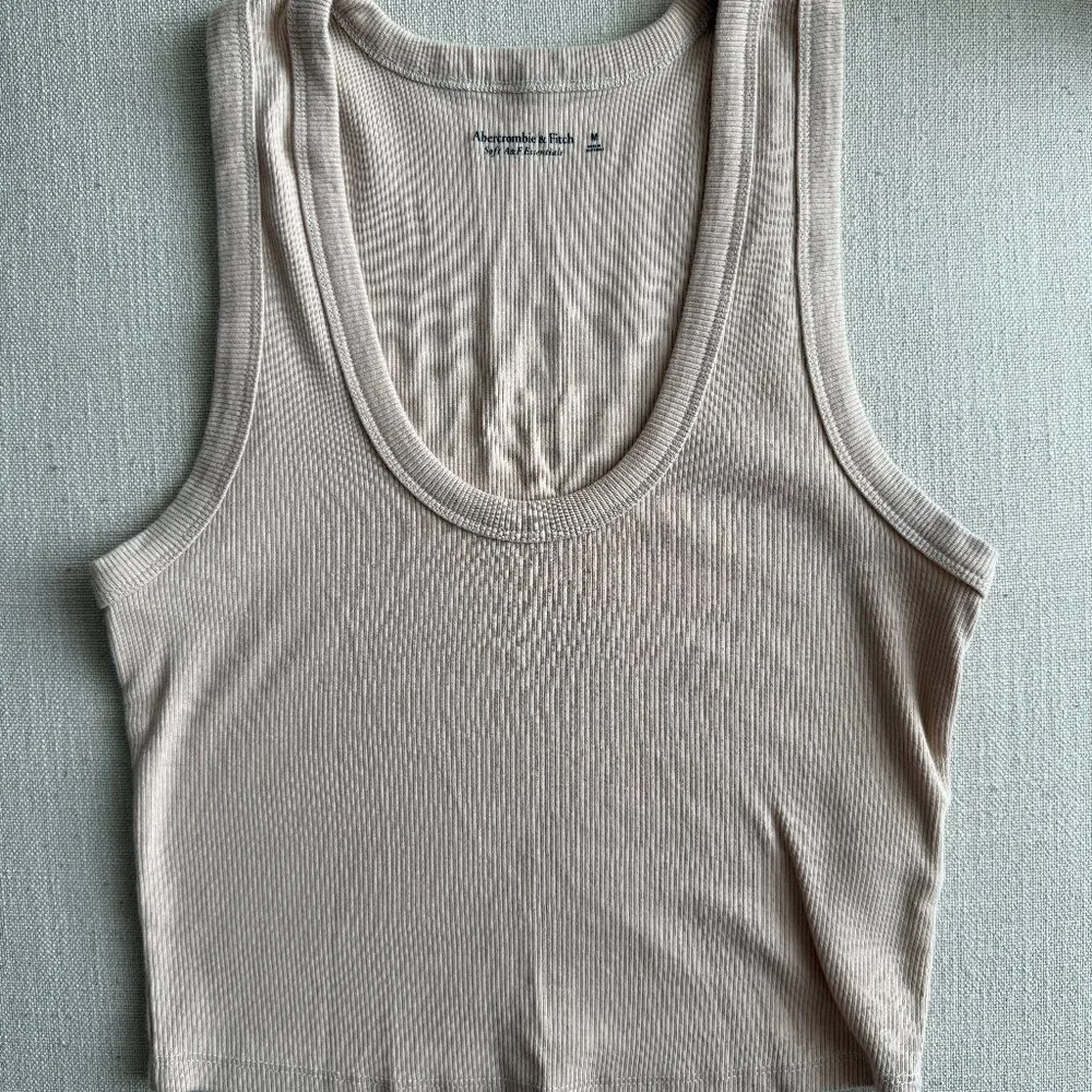 Abercrombie & Fitch Soft Essentials Tank Top - Scoop Neck, Crop length - Picture 2 of 4